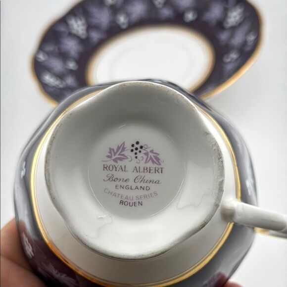 Gorgeous Royal Albert Bone China Chateau série RouenTeacup with Saucer - Picture 3 of 5